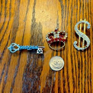 Be a Queen with a crown, dollar sign and a key